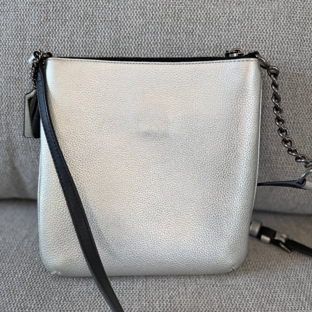 πβ¨ Coach Metallic Silver Pebbled Leather Crossbody Bag β¨π - Picture 2 of 10